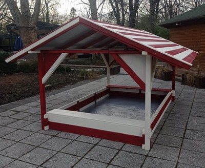 Homokozó tetővel Homokozó tetővel